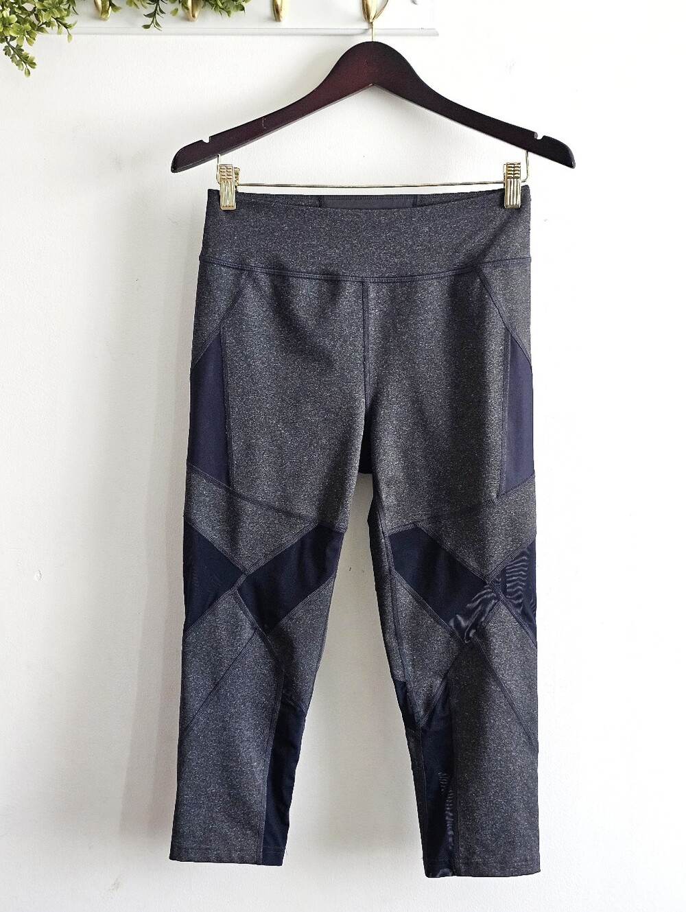 FILA Sport Women’s Medium Gray Mesh Panel Capri Leggings Cropped Activewear